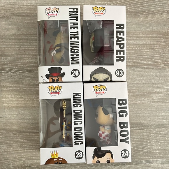 4 Funko Pops - Picture 2 of 6